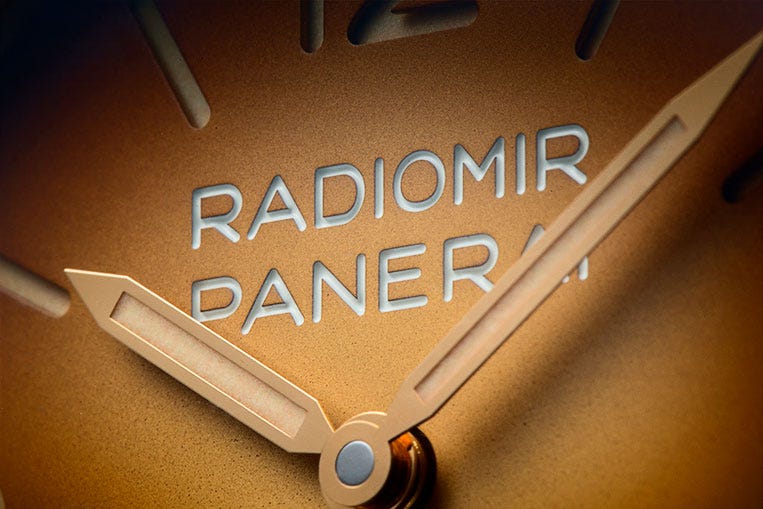 Das Radium auf den ursprünglichen Zifferblättern ist heute immer noch radioaktiv und wird dies auch weiterhin so sein für ein weiteres Jahrtausend und eine Hälfte